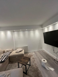 Photo de galerie - Travaux de peinture intérieure : murs et plafond peints avec une finition propre et soignée.