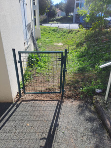 Photo de galerie - Pose d'un portillon et remplacement de grillage 