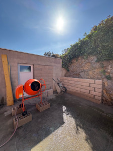 Photo de galerie - Fermeture d’une ouverture garage avec pose de porte et mur en parpaing simple 