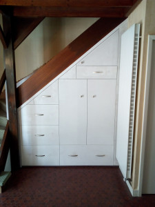 Photo de galerie - Agencement sous escalier en médium.