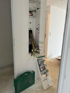 Photo de galerie - Avant raccordement d’un tableau électrique