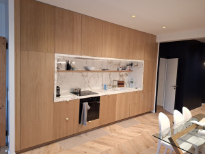 Photo de galerie - Pose cuisine avec des portes en chêne 