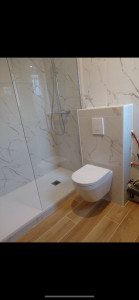 Photo de galerie - Nous sommes sur une salle de bain, complètement rénovée avec un WC suspendu