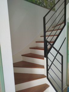 Photo de galerie - Mise en peinture d'un escalier, application d'un fond dur+vitrification des marches