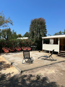 Photo de galerie - Pose de dalles autobloquantes pour mobil-home : préparation du support, nivellement du terrain et installation soignée pour un aménagement extérieur esthétique, solide et durable.
