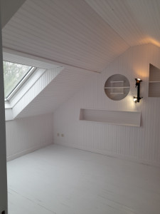 Photo de galerie - Sur une base de lambris et d'un vieux parquet usagé, mise en peinture sur une variation de blanc (3 teintes)