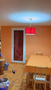 Photo de galerie - Salon repeint rideaux poses 