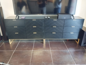Photo de galerie - Montage de deux commodes pour en faire un meuble TV 