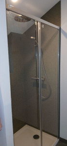 Photo de galerie - Mise en place paroi de douche coulissante 
