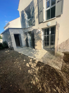 Photo de galerie - APRÈS - débroussaillage et nettoyage terrasse enlèvement dalle et repose pour installation geotextile 180g/m2