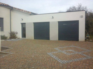 Photo de galerie - Réalisation d’un pavage extérieur en pavés, avec création d’une cour et d’une zone de stationnement. Pose soignée avec motifs et finitions autour des accès au garage.