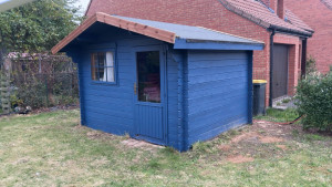 Photo de galerie - Prestation Peinture & Vitrerie Rénovation complète de votre abri : application d’une peinture extérieure résistante, finition propre, modernisation visuelle. Remplacement rapide et soigné de vitre simple ou double vitrage, adapté à votre structure