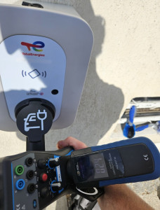 Photo de galerie - Pose et vérification d’une borne de recharge, tests de conformité effectués (sécurité et efficacité garanties).