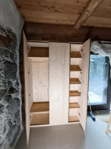 Photo de galerie - Fabrication de meubles penderie encastré à 3 ouvrants sur mesure en massif 
