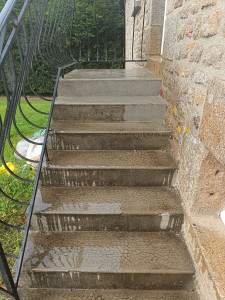 Photo de galerie - Nettoyage d'escalier extérieur au nettoyeur haute pression 