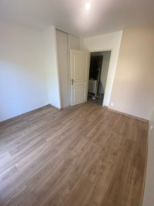 Photo de galerie - Enduit des murs/planfond, pose de stratifié, peinture, reprise électricité, retirement de cloison