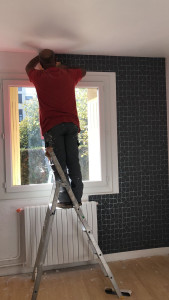 Photo de galerie - Pose de tapisserie à motif dans un appartement en rénovation.
