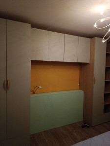 Photo de galerie - Dressing chambre avec tête de lit.