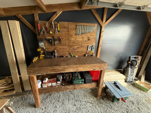 Photo de galerie - Fabrication artisanale entièrement main d’un établi en bois lamellé épicéa 