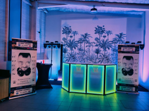 Photo de galerie - DJ professionnel avec matériel 