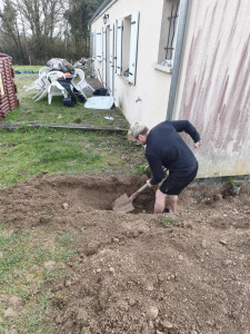 Photo de galerie - J'ai du tout faire le tour de la maison pour trainer est mettre le goudron étanchéité (problème infiltration d'eau)