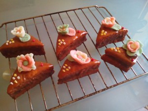 Photo de galerie - Moelleux biscuit joconde et ganache pralinoise ( moi qui ai fait les roses hihi )