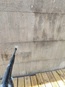 Photo de galerie - Nettoyage clôture de plaques en béton 