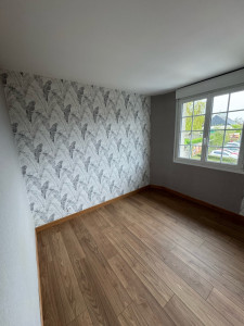 Photo de galerie - Pose de parquet, plinthe et papier peint 