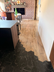 Photo de galerie - Pose de 2 carrelages différents exagonale et type parquet 