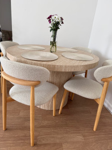 Photo de galerie - Montage de table et chaises