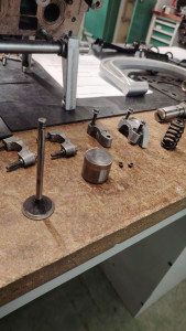 Photo de galerie - Démontage d'une culasse de diesel 