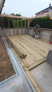 Photo de galerie - Réalisation d'une terrasse sur plot

 réglable en pin classe 4
