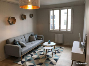 Photo de galerie - Montage du canapé, table basse, meuble tv et fixation des décorations murales