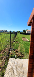 Photo de galerie - Avec pose de clôture en panneaux rigides gris anthracite en 1.73 raccordé à une clôture posé chez le voisin