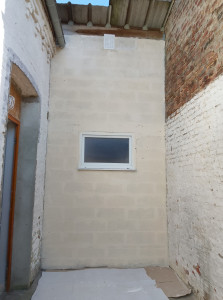 Photo de galerie - Mise en peinture d'un murs de façades en parpaing  