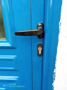 Photo de galerie - Pose serrure complète (cylindre, poignée) sur porte extérieur
