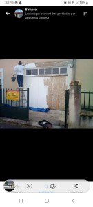 Photo de galerie - Rénovation d'une porte en bois de garage 
ponçage 
nettoyage 
remise en peinture