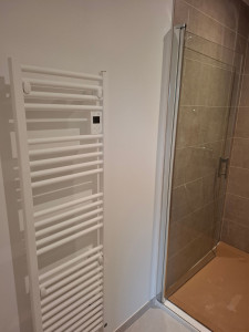 Photo de galerie - Pose de sèche serviette.