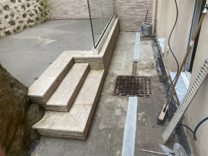 Photo de galerie - Avant - Réalisation d’une terrasse en carrelage en opus romain 4 format 
