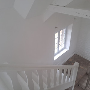 Photo de galerie - Peinture escaliers + murs et poutres. 