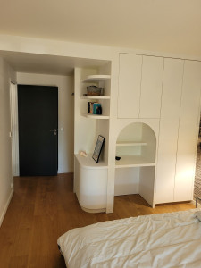 Photo de galerie - Conception, fabrication et pose d'agencement en mdf laqué blanc.