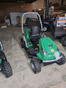 Photo de galerie - Tracteur  tondeuse  débroussailleuse 
