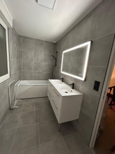 Photo de galerie - Création rénovation de salle de bain
Pose de carrelage, Raccordement plomberie,
Pose de meuble et baignoire  
 