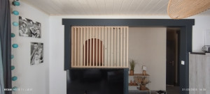 Photo de galerie - Création d'un brise-vue orientable en bois afin de masquer le vis-à-vis d'entrée