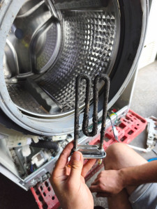Photo de galerie - Diagnostic lave-linge : déblocage du couvercle et remplacement de la résistance de chauffe carbonisée qui faisait disjoncter le moteur et l'installation.