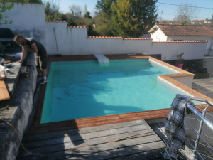 Photo de galerie - Réalisation d'une terrasse et de l'entourage de la piscine 
