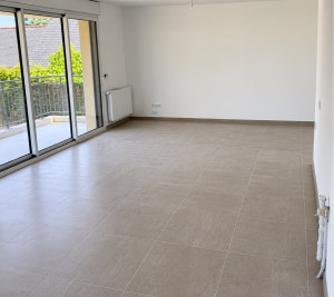 Photo de galerie - Appartement après nettoyage  : plus aucune trace sur le sol, ni de colle ni de Placo. Plinthe lavé. Saleté enlevé