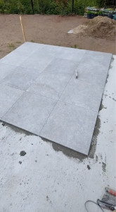 Photo de galerie - Un poseur de carrelage professionnel spécialisé dans la pose de carrelage intérieur et extérieur, avec un travail soigné, précis et des finitions de qualité.