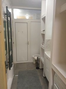 Photo de galerie - Il s'agit salle de bain complète que j'ai rénovée 
cabine de douche au fond  wc à droite  rangement, lavabo et son meuble, machine à laver et sèche linge. 
à gauche  sèche serviette miroir et radiateur derrière la porte ? 