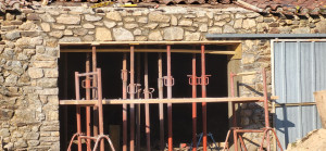 Photo de galerie - Ouverture terminée avec habillage de pierre sur le linteau et les poteaux avant coulage du béton.